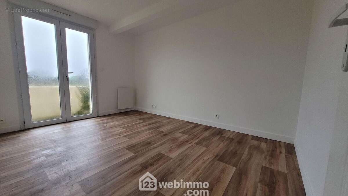 Une chambre avec balcon - Appartement à ANGLES