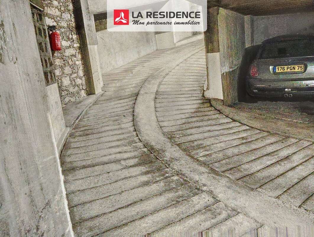 Parking à PARIS-16E