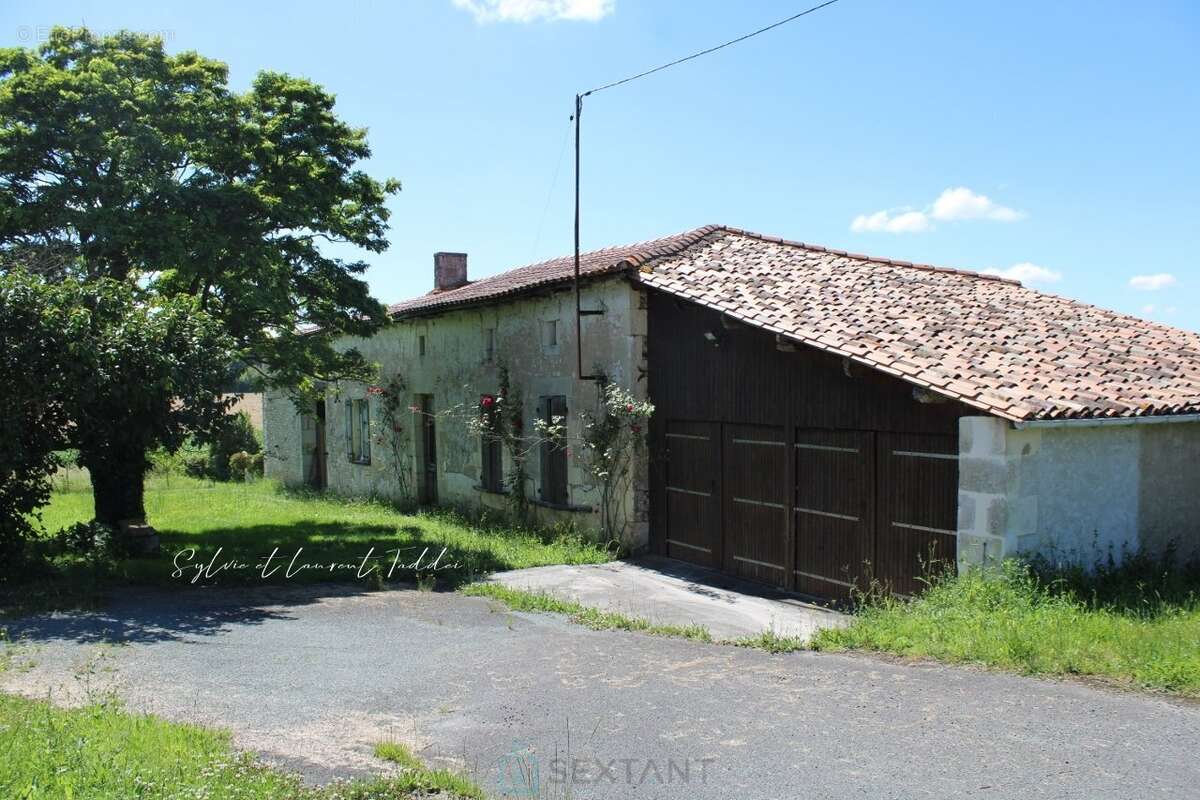 Maison à MONTENDRE