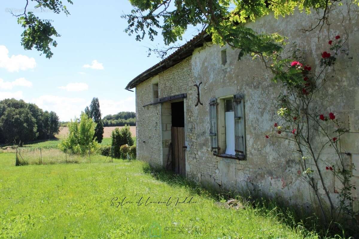 Maison à MONTENDRE