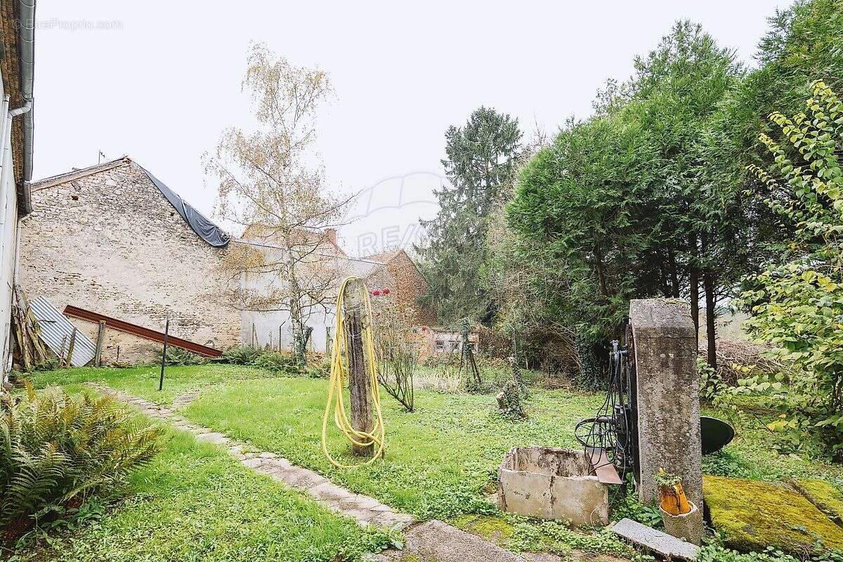 Maison à CREUZIER-LE-VIEUX