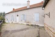 Maison à CREUZIER-LE-VIEUX