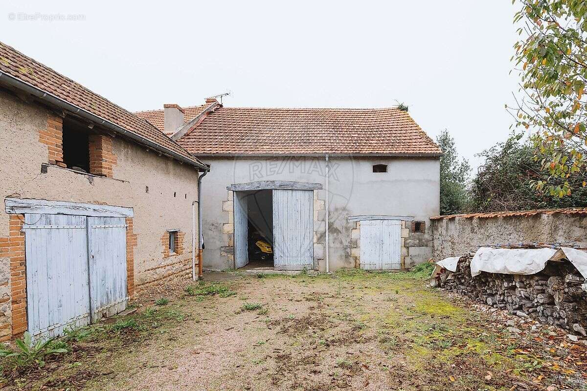 Maison à CREUZIER-LE-VIEUX