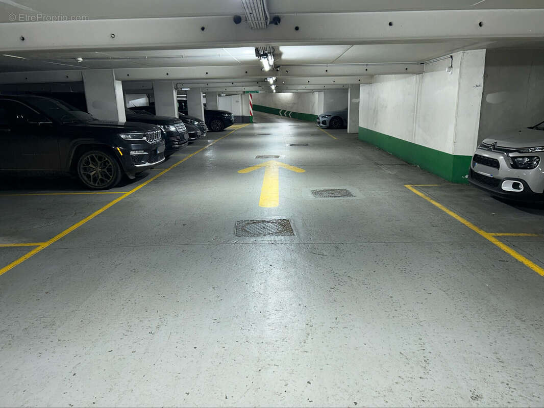 Parking à PARIS-17E