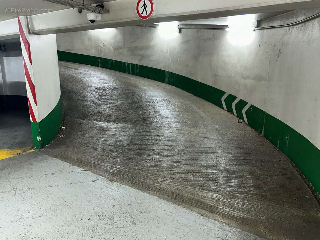 Parking à PARIS-17E