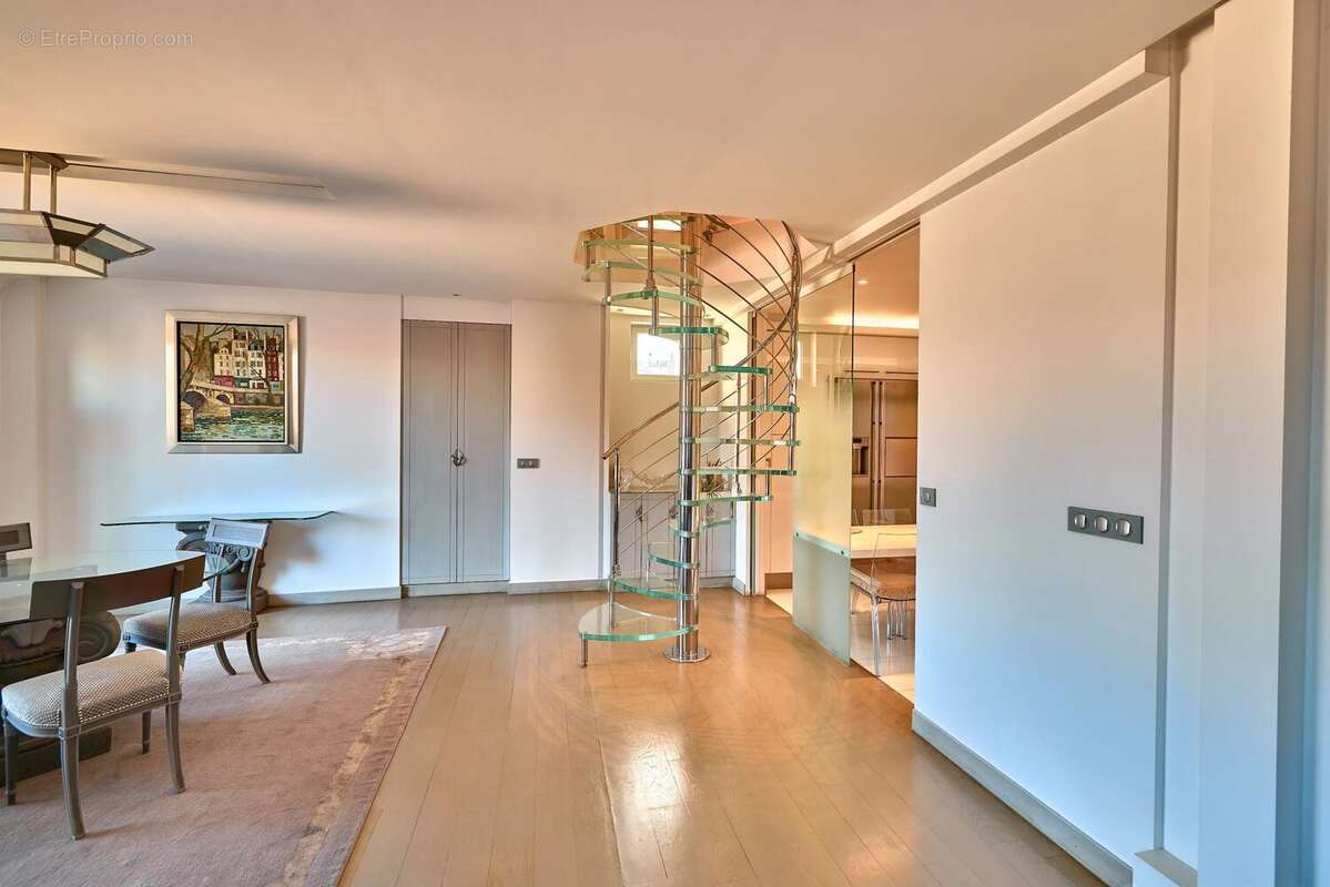 Appartement à PARIS-16E