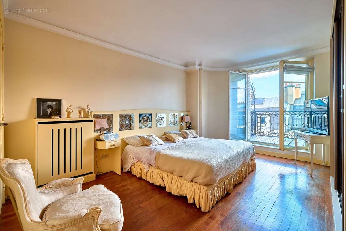 Appartement à PARIS-16E