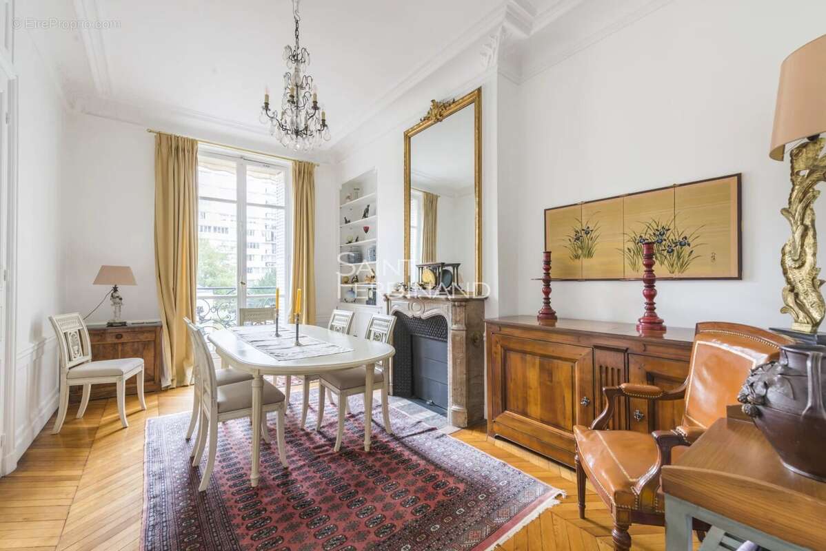 Appartement à PARIS-17E