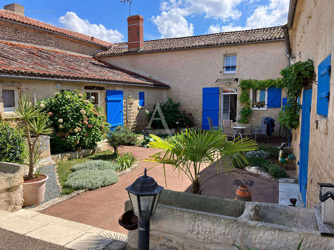 Maison à SAINT-MARTIN-DE-FRAIGNEAU