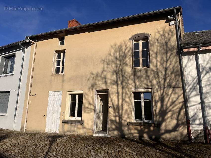 Maison à SAINT-GERVAIS-D&#039;AUVERGNE