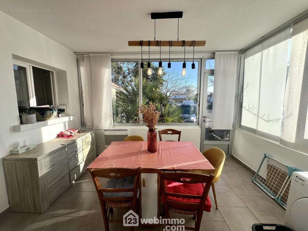 La veranda est une salle à manger très lumineuse - Maison à LUCCIANA