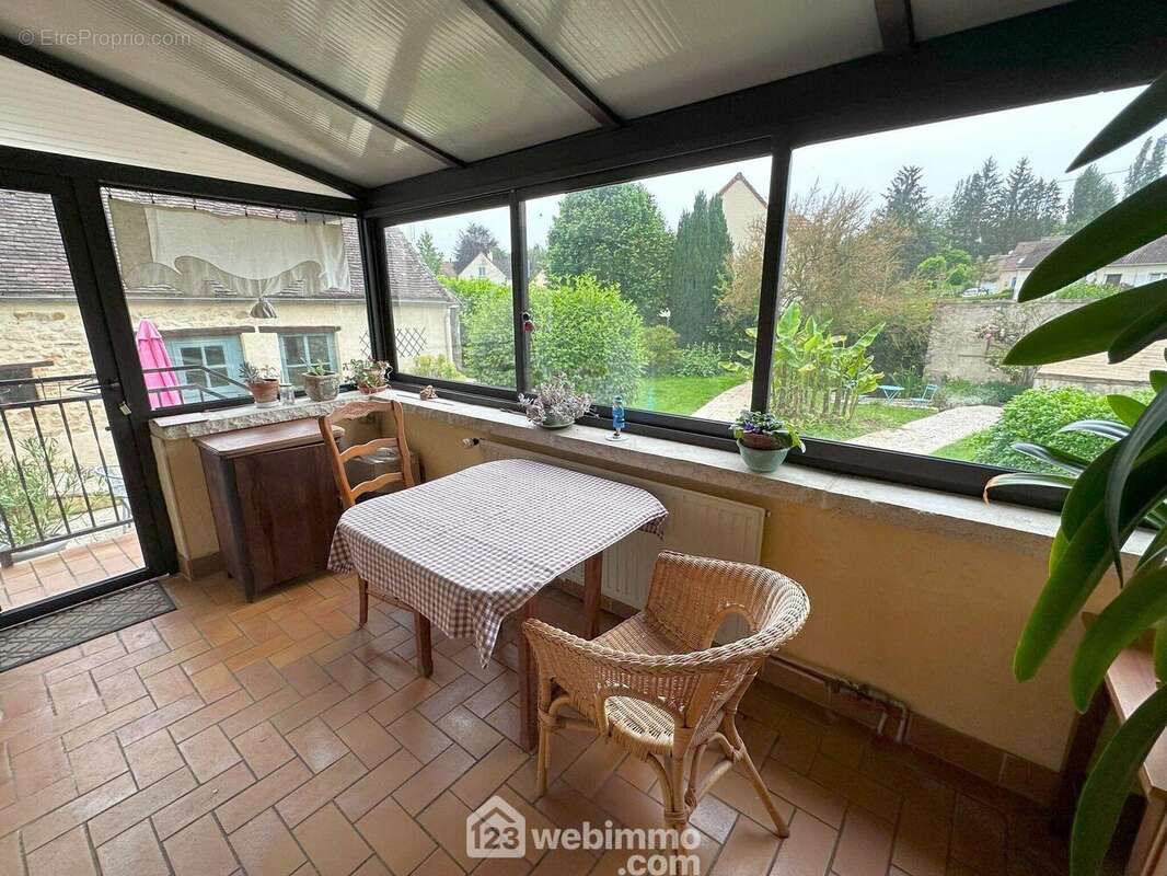 ...et qui permet un accès direct sur le jardin et la terrasse. - Maison à BRAY-SUR-SEINE