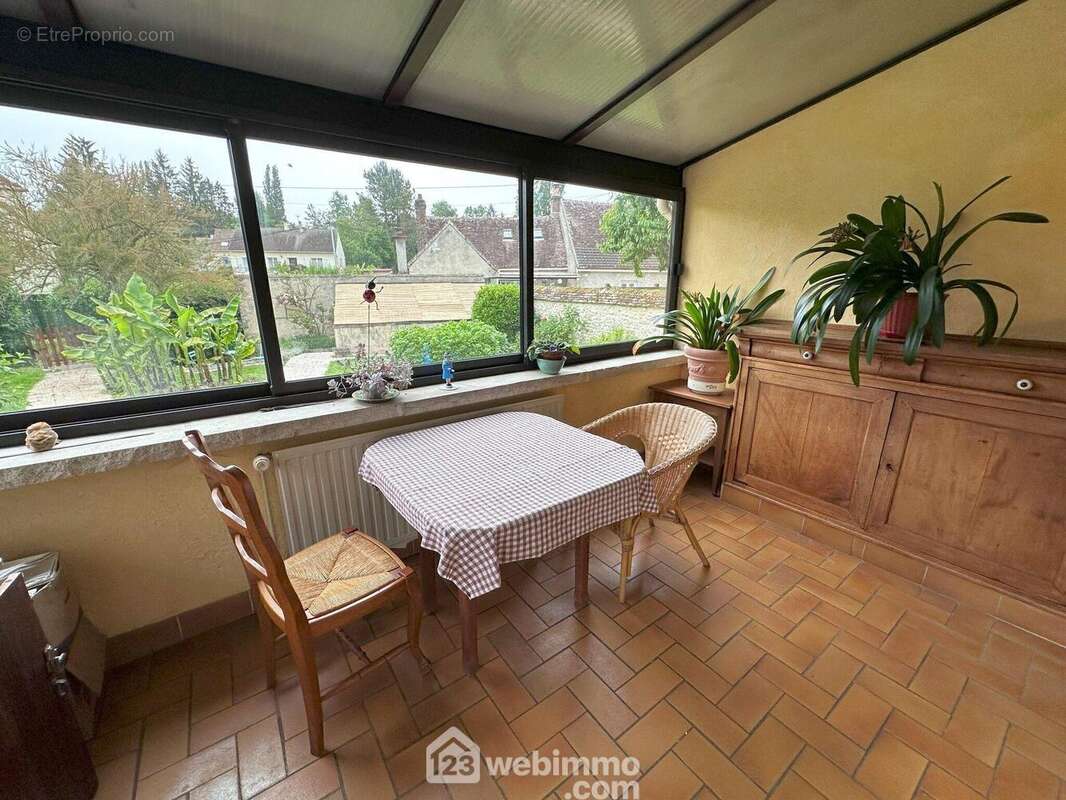 Une jolie véranda de 12 m² dont vous pourrez profiter toute l&#039;année. - Maison à BRAY-SUR-SEINE