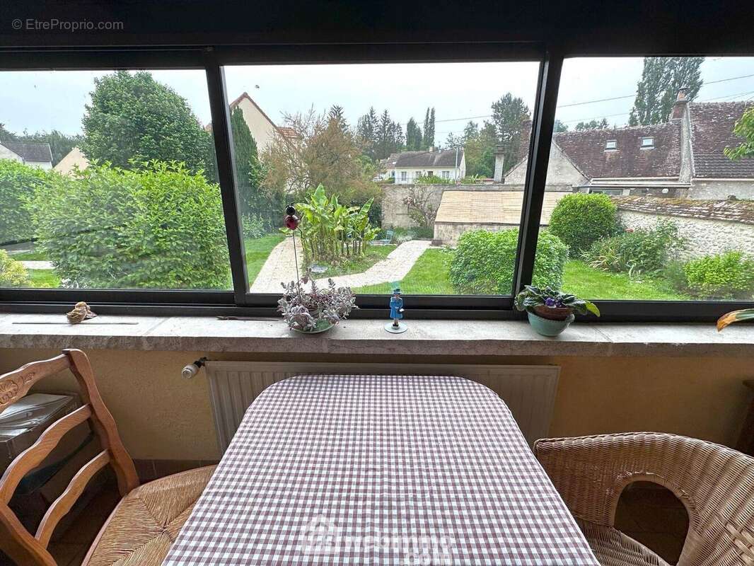 Une véranda qui offre une vue dégagée sur le jardin paysagé... - Maison à BRAY-SUR-SEINE