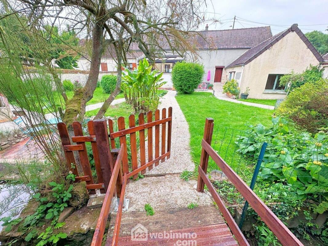 Voici le magnifique jardin paysagé bordé par le cours d&#039;eau qui traverse le village... - Maison à DONNEMARIE-DONTILLY