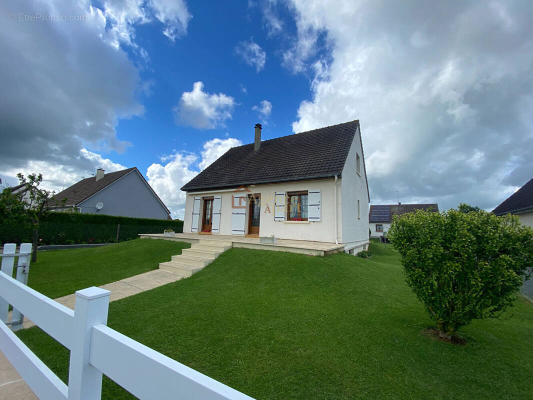 Maison à SAINT-CYR-DU-RONCERAY