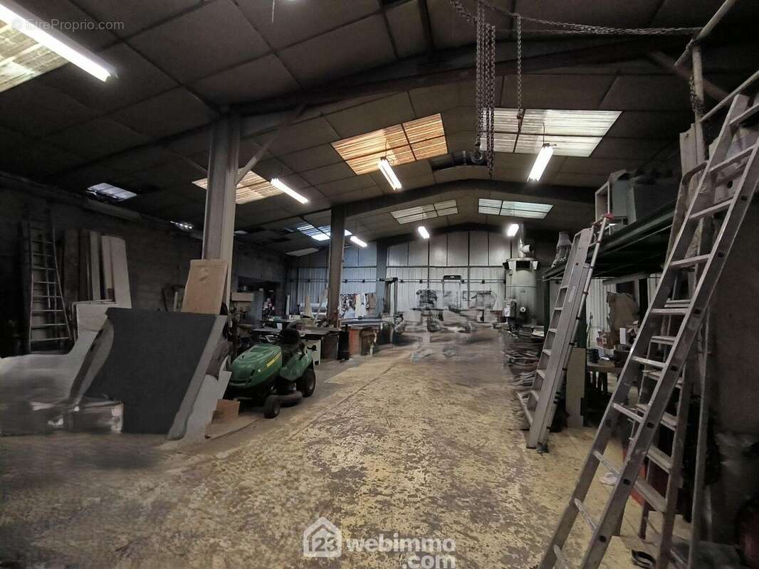 Le bâtiment possède l&#039;eau et l&#039;électricité - Commerce à VAILLY-SUR-AISNE