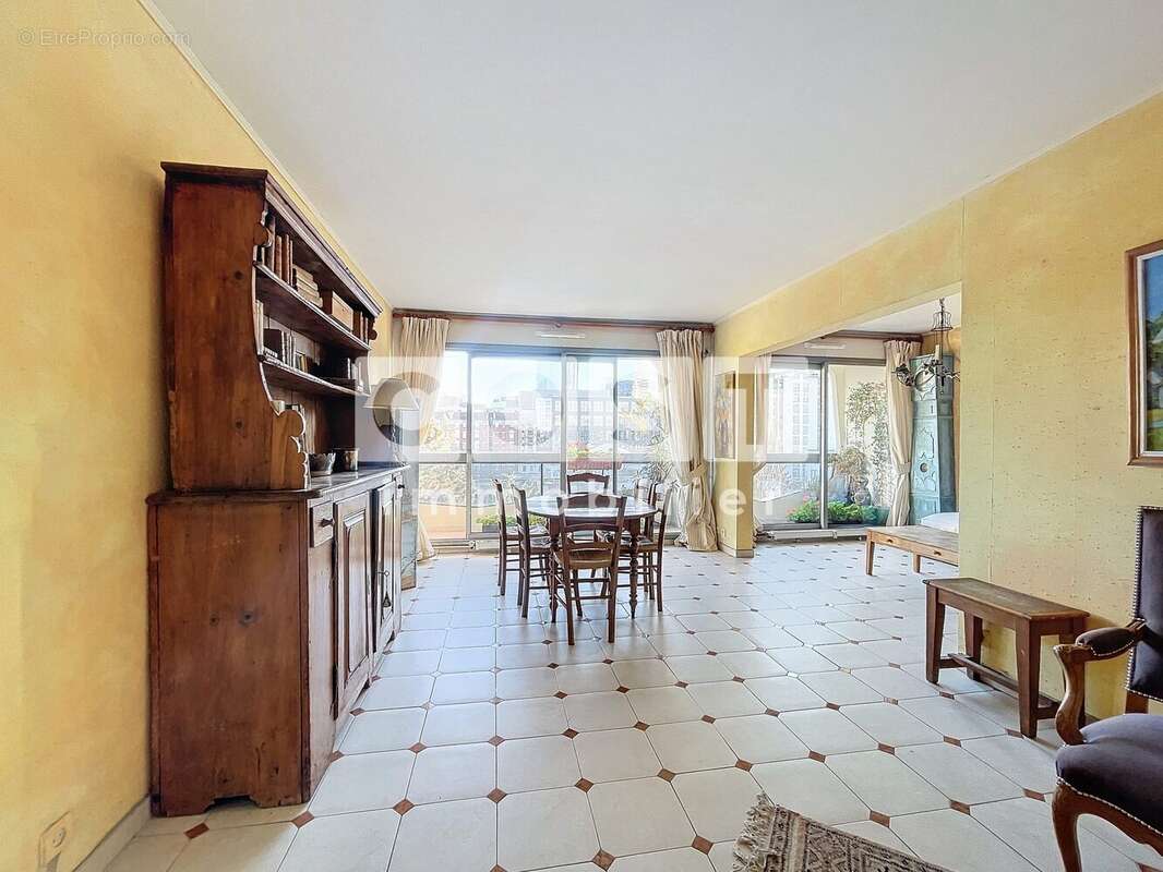 Appartement à COURBEVOIE