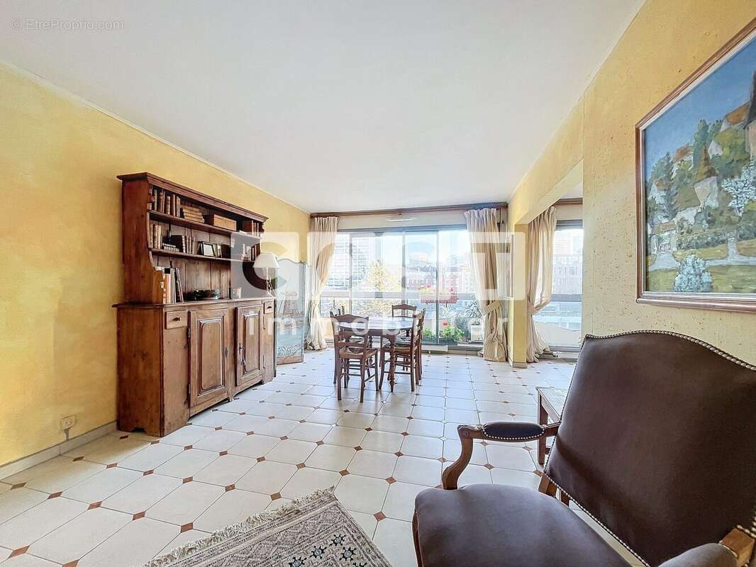 Appartement à COURBEVOIE