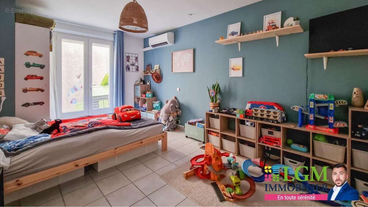 Appartement à UCHAUD