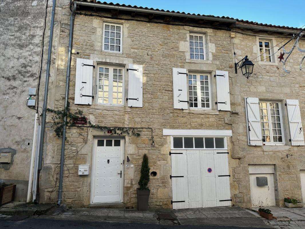 Maison à NANTEUIL-EN-VALLEE