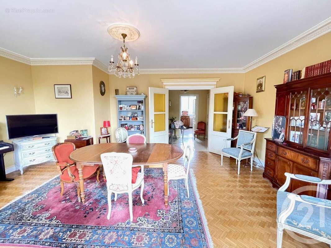 Appartement à AVRILLE