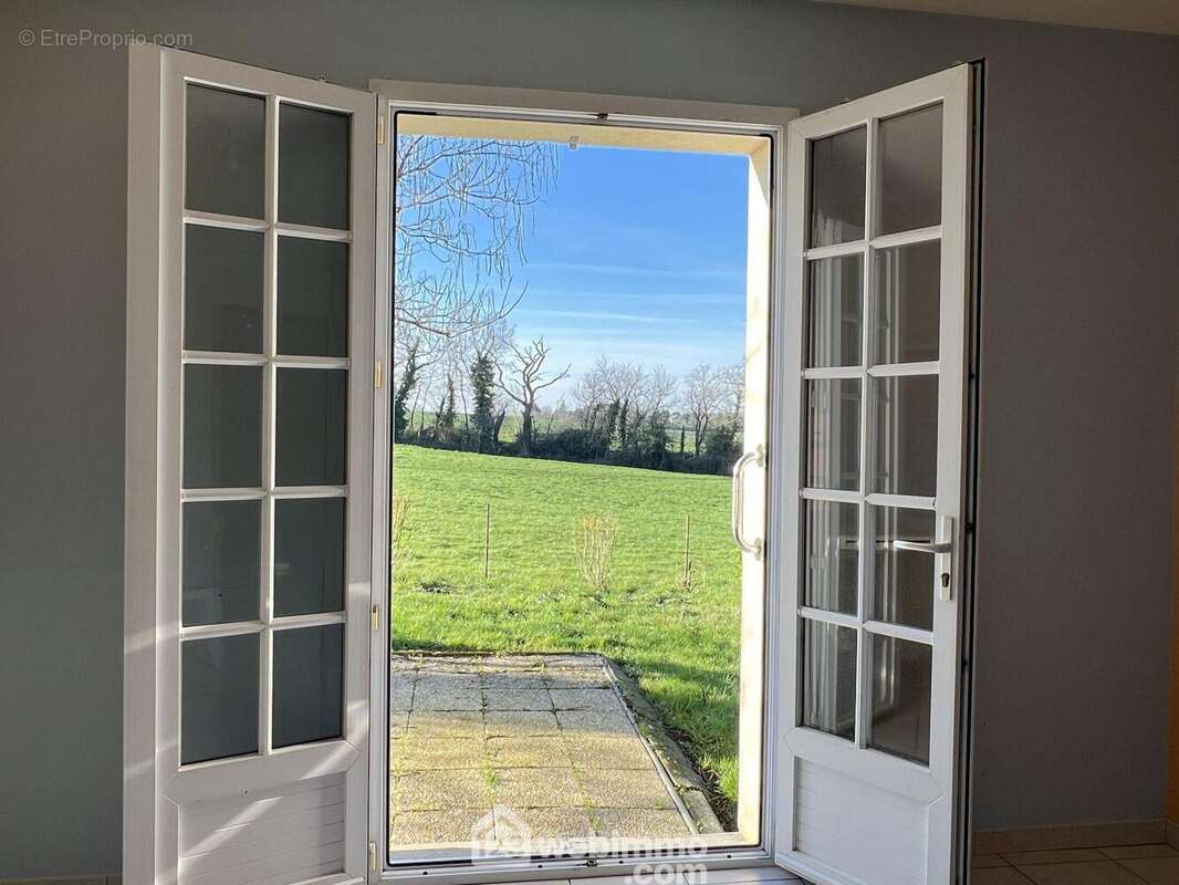 ... qui donne accès à la terrasse exposée Ouest. - Maison à SOULAINES-SUR-AUBANCE