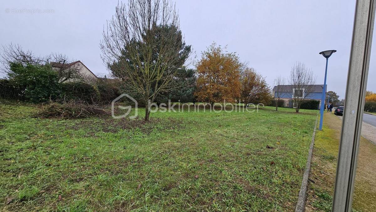 Terrain à FLEURY-LES-AUBRAIS