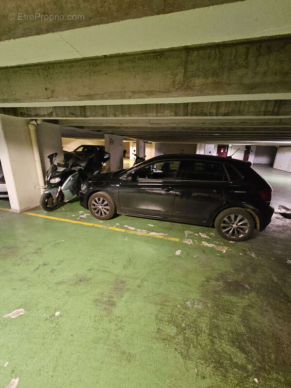 Parking à PARIS-11E