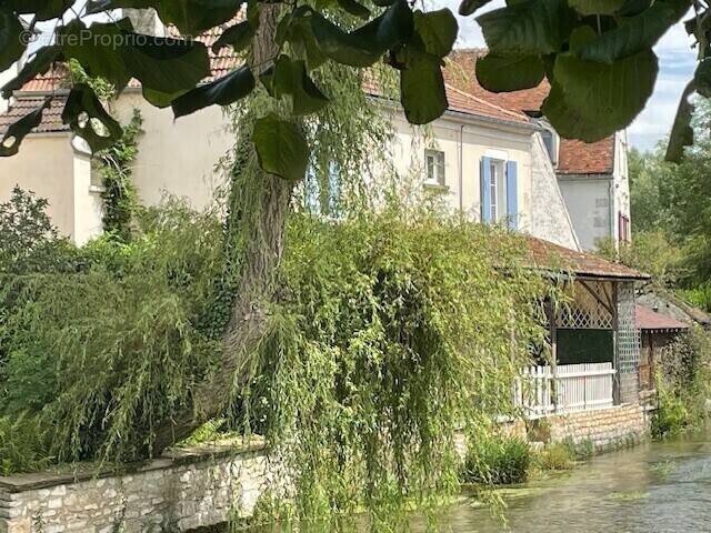 Maison à DRUYES-LES-BELLES-FONTAINES