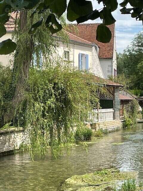 Maison à DRUYES-LES-BELLES-FONTAINES