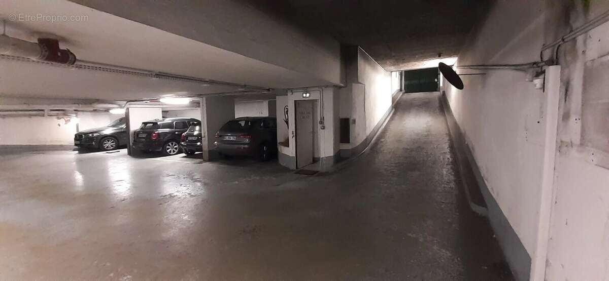 Parking à PARIS-4E