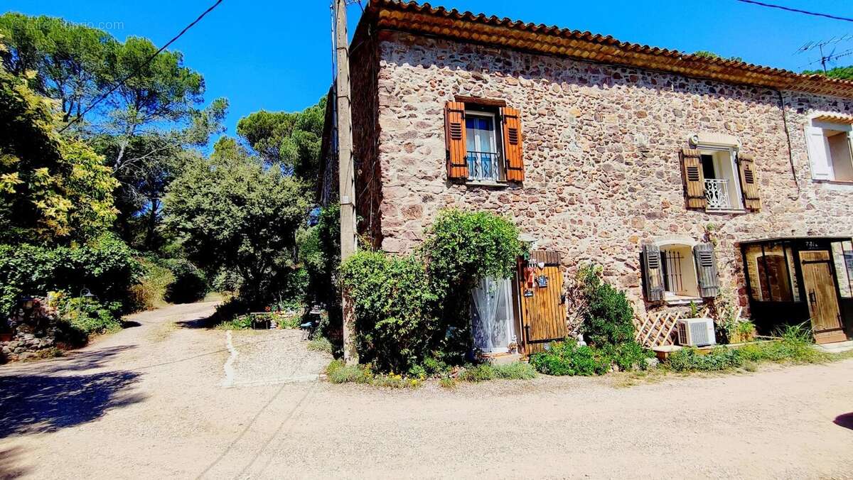 Appartement à ROQUEBRUNE-SUR-ARGENS