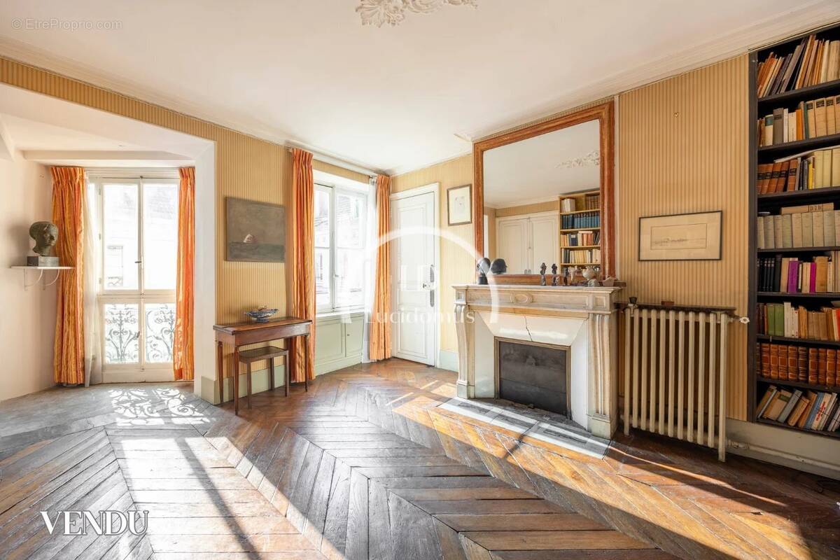 Appartement à PARIS-7E