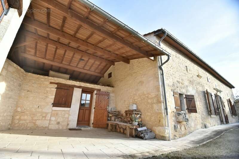 Maison à ROULLET-SAINT-ESTEPHE