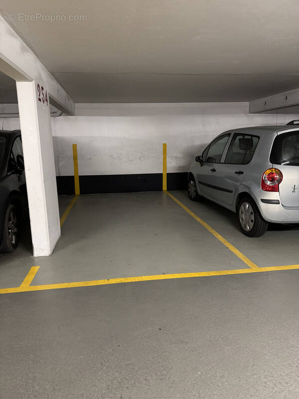 Parking à PARIS-17E