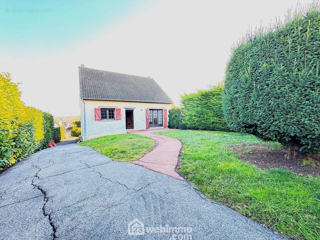 Voici cette maison individuelle édifiée sur sous-sol total - Maison à VILLABE