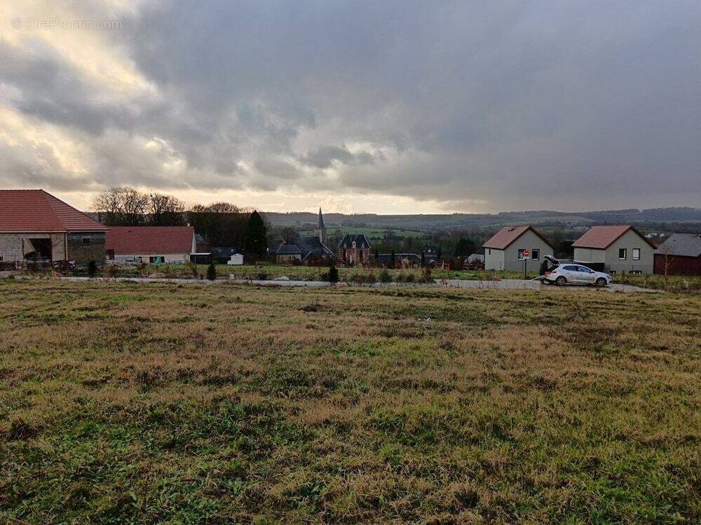 Terrain à MESNIERES-EN-BRAY