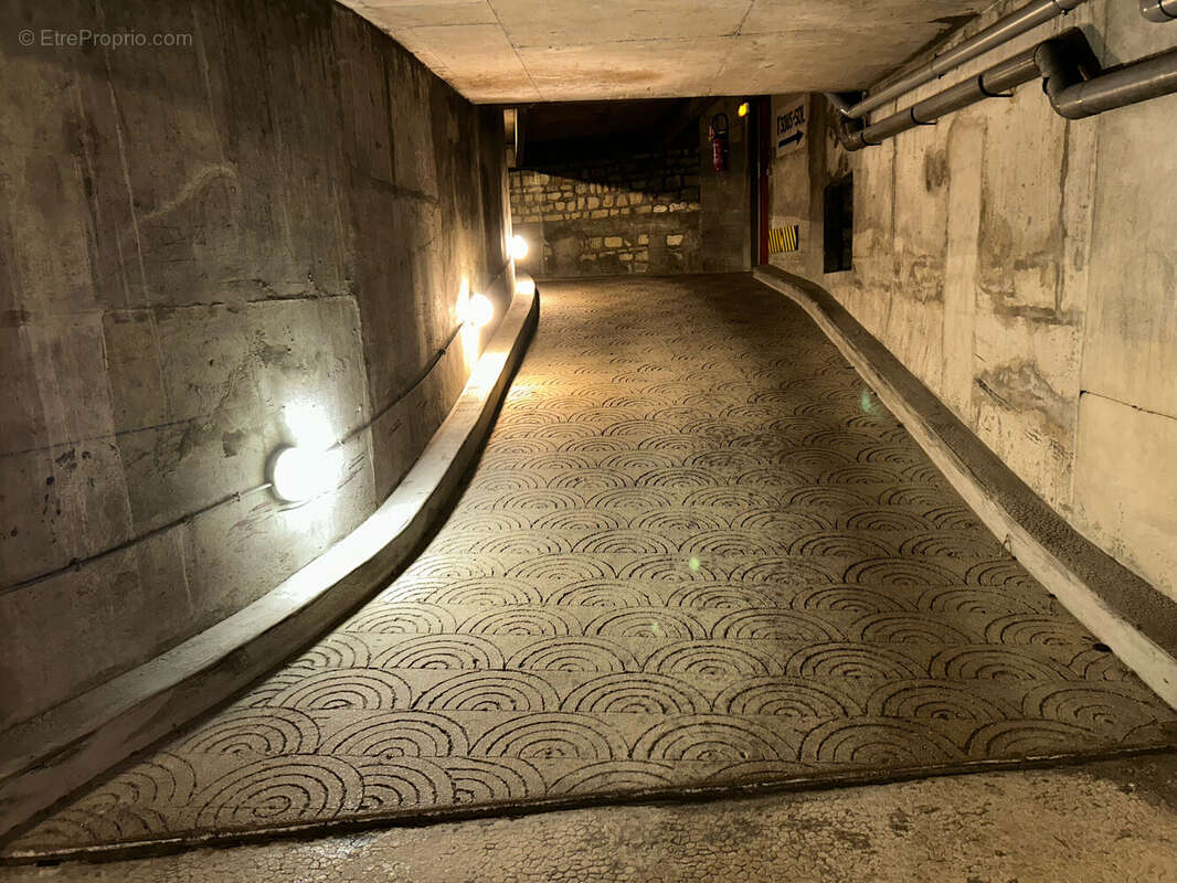 Parking à PARIS-15E