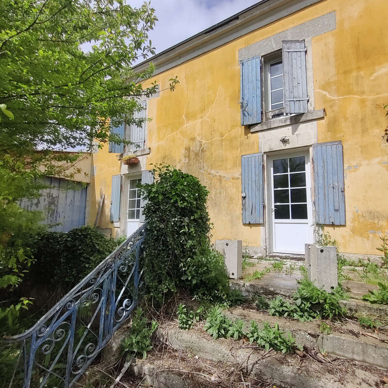 Maison à BRIVES-SUR-CHARENTE