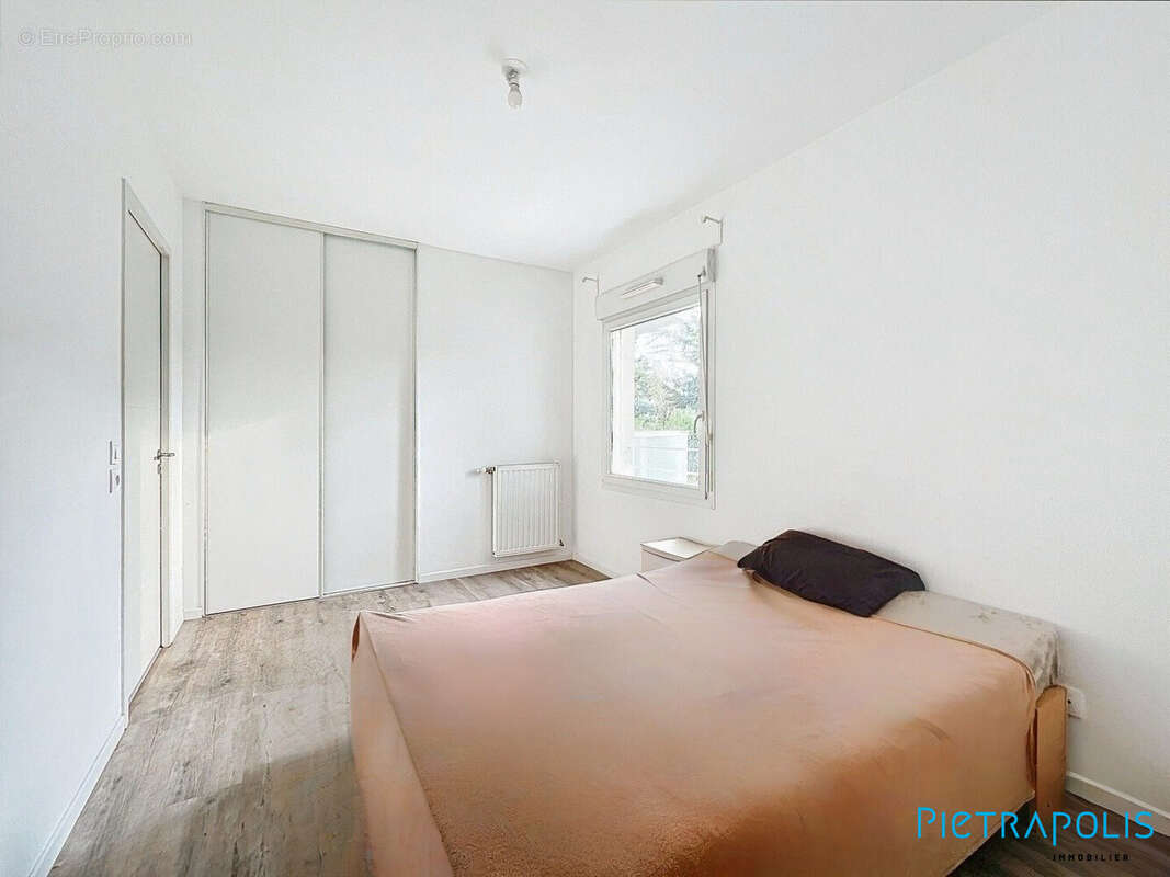 Chambre 1 - Appartement à VILLEURBANNE