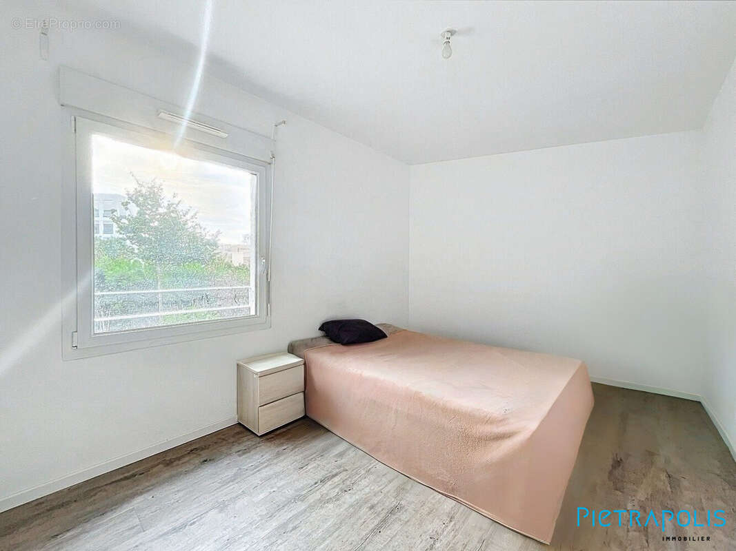 Chambre 1 - Appartement à VILLEURBANNE