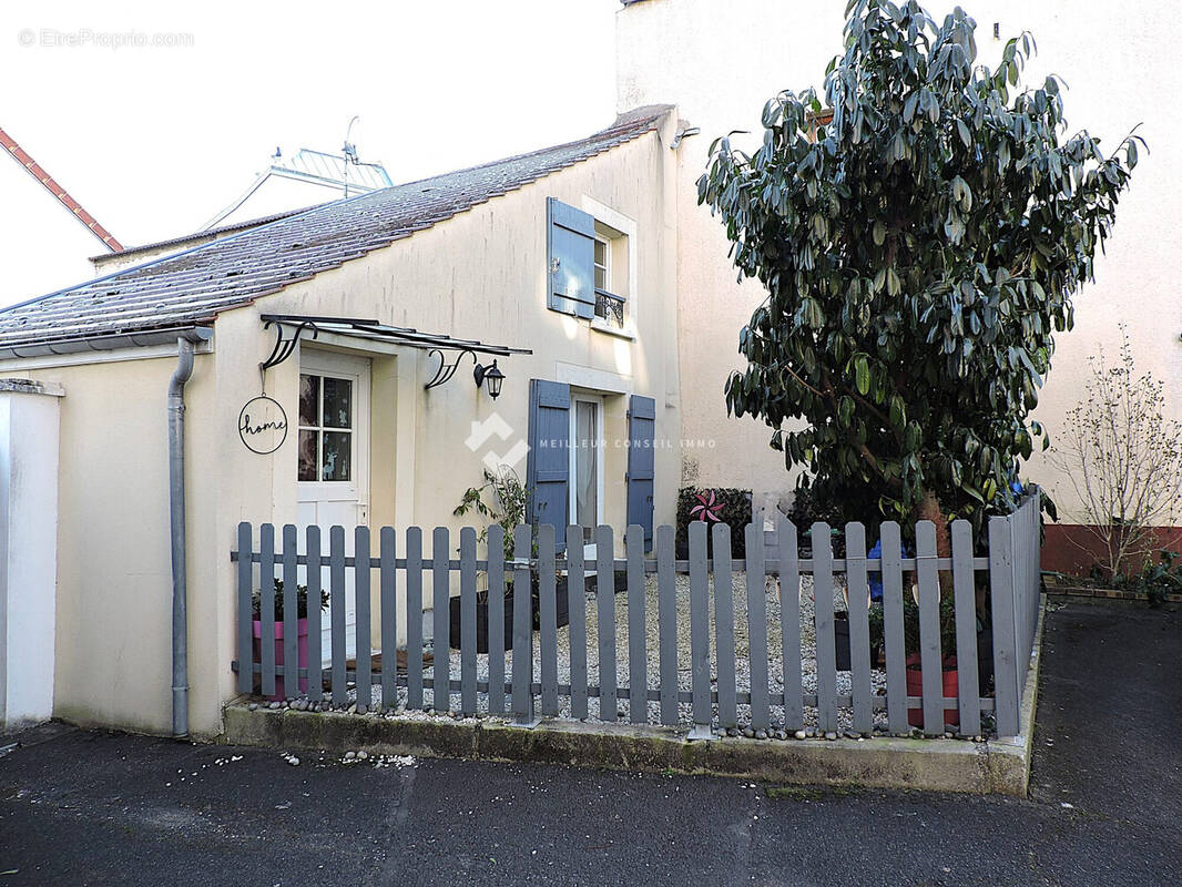 Maison à SAINT-THIBAULT-DES-VIGNES