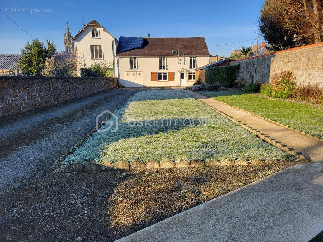 Maison à SAINT-HILAIRE-DU-HARCOUET