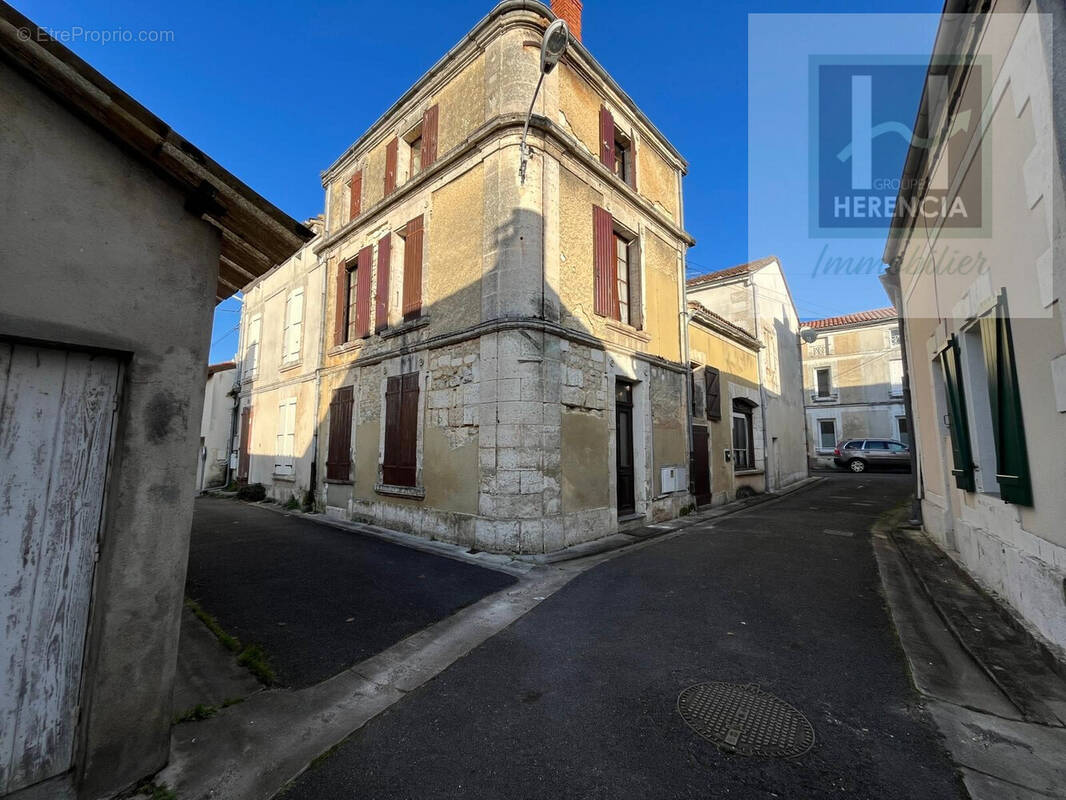 Maison à RUELLE-SUR-TOUVRE