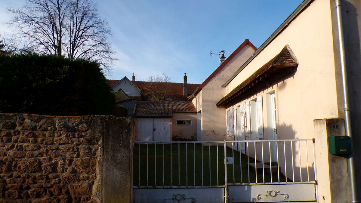 Maison à SAINT-BONNET-TRONCAIS