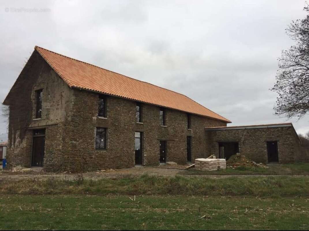 Habitation - Commerce à GRANDCHAMPS-DES-FONTAINES