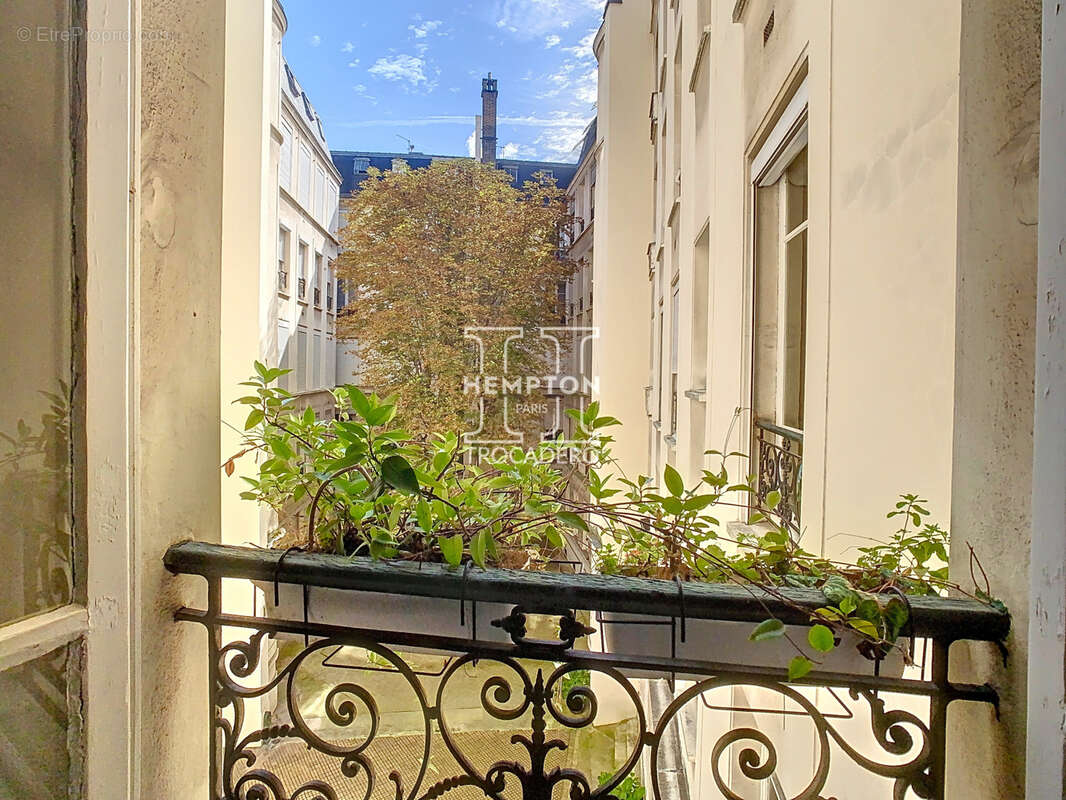 Appartement à PARIS-16E