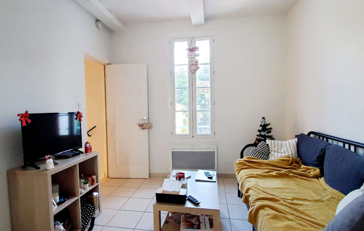 Appartement à CEYRESTE