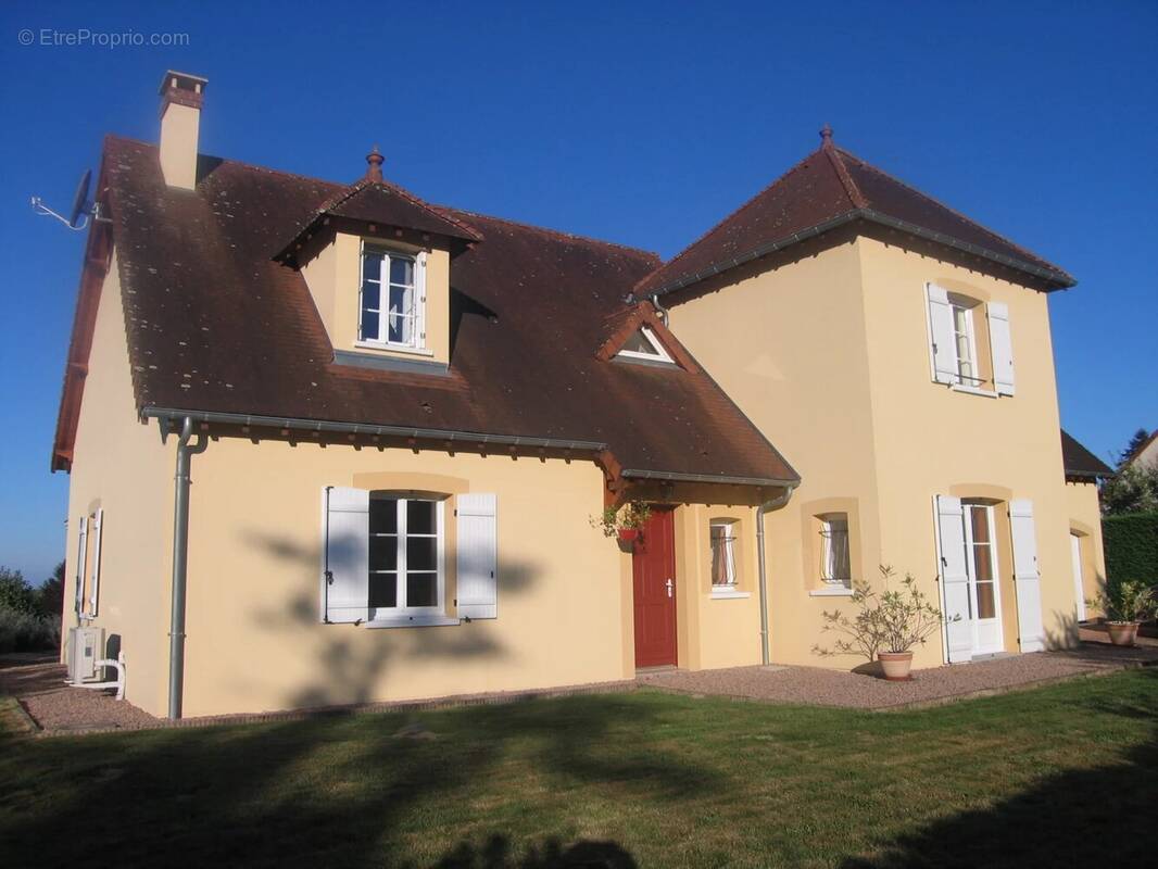 Maison à SAINT-HILAIRE-EN-MORVAN